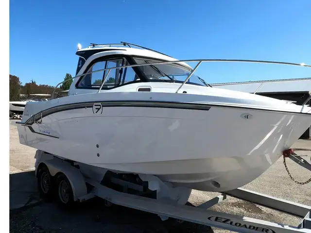 Beneteau Antares 7 Fishing