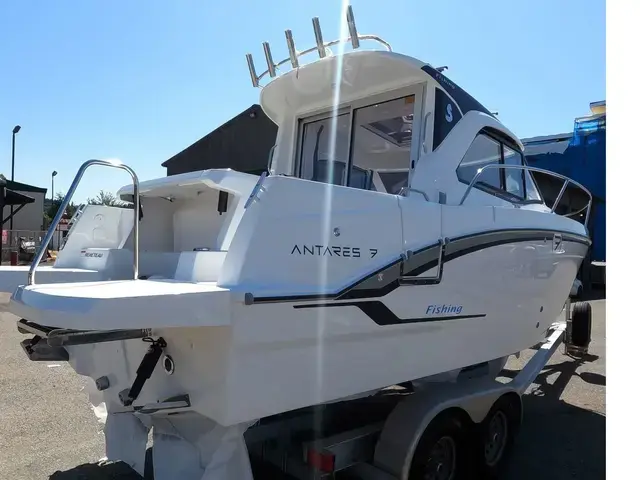 Beneteau Antares 7 Fishing