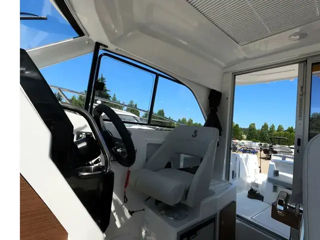 Beneteau Antares 7 Fishing