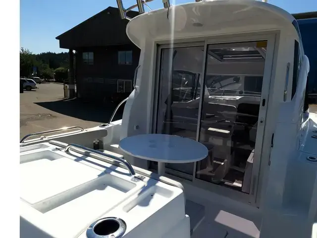 Beneteau Antares 7 Fishing