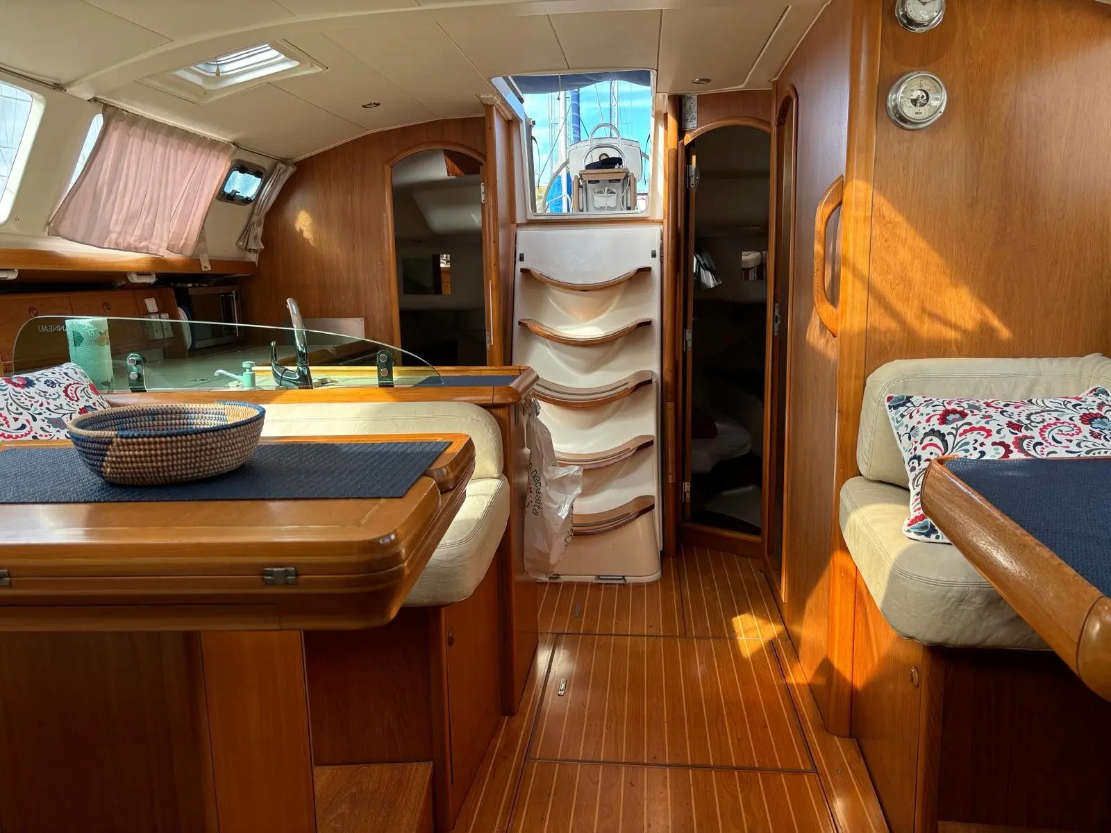 2001 Jeanneau sun odyssey 43 deck saloon