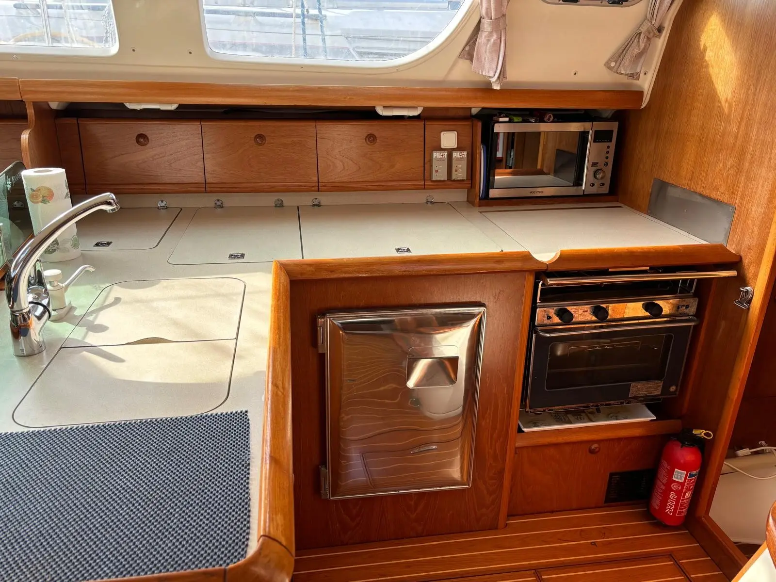 2001 Jeanneau sun odyssey 43 deck saloon