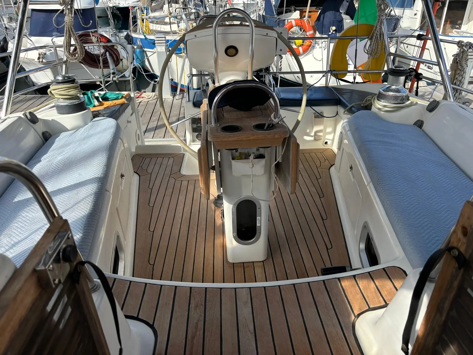 2001 Jeanneau sun odyssey 43 deck saloon