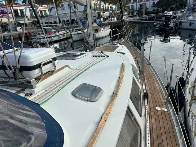 Jeanneau Sun Odyssey 43 Deck Saloon