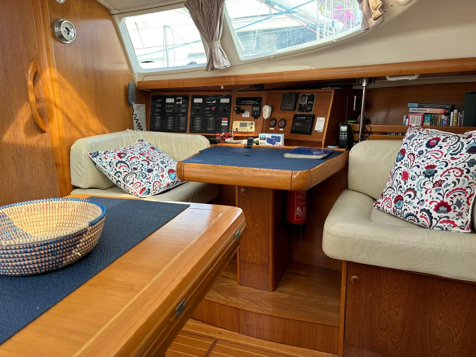 2001 Jeanneau sun odyssey 43 deck saloon