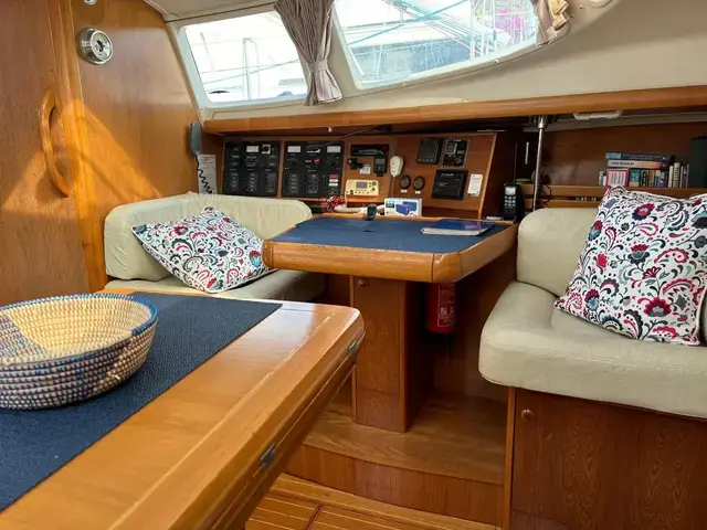 Jeanneau Sun Odyssey 43 Deck Saloon