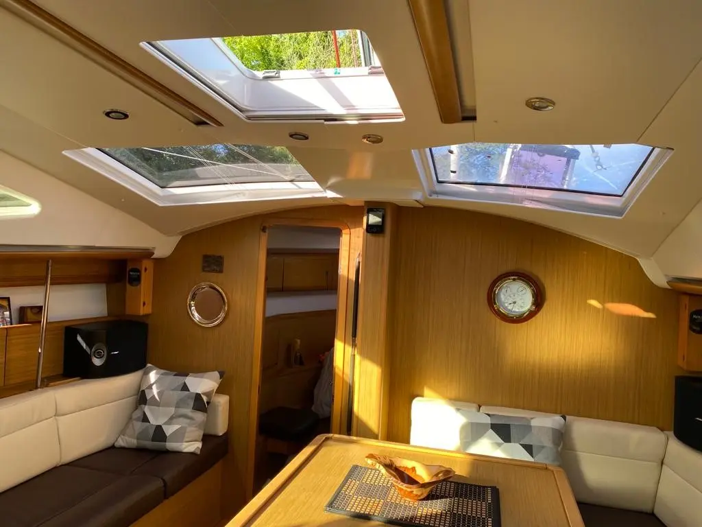 2001 Jeanneau sun odyssey 43 deck saloon