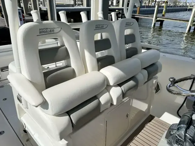 Boston Whaler 350 Outrage