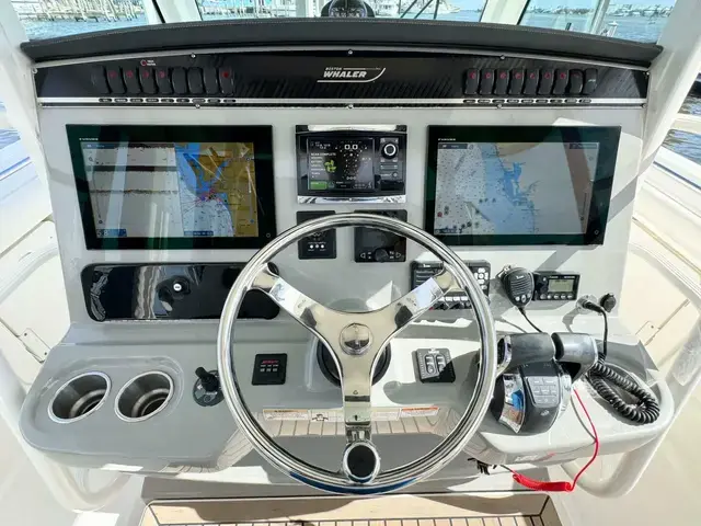 Boston Whaler 350 Outrage