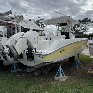 2005 Boston Whaler 320 Outrage