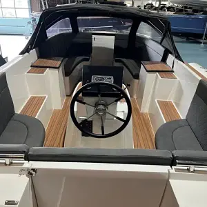 2024 Maxima Boats 730I met Vetus 42 pk Diesel in donkergrijs op voorraad!