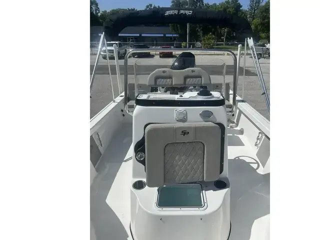 Sea Pro 210 DLX BAY