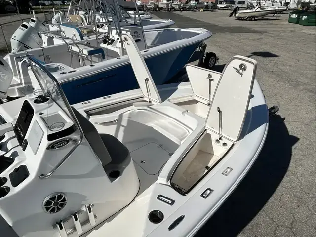 Sea Pro 208 DLX Bay