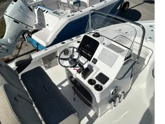 Sea Pro 208 DLX Bay