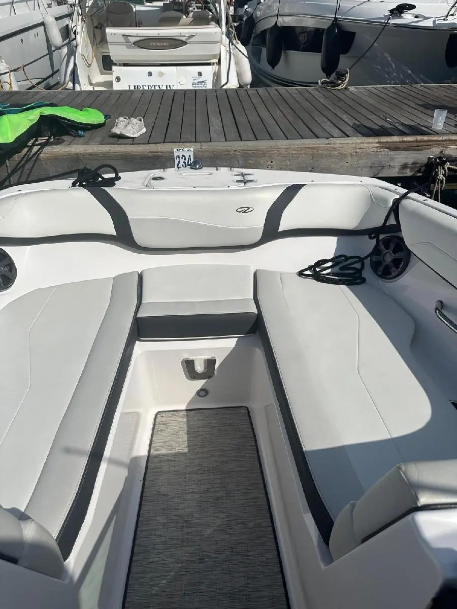 2016 Regal 22 fastdeck