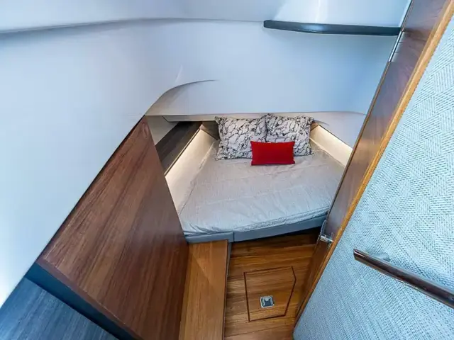 Tiara Yachts 34 Ls