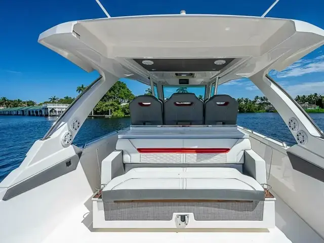 Tiara Yachts 34 Ls