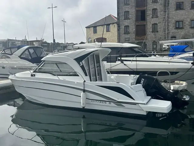 Beneteau Antares 8