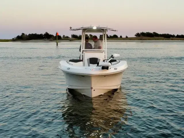 Robalo R200