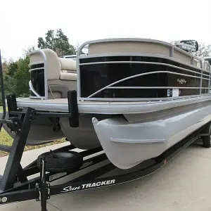 2020 Sun Tracker Party Barge 24 Dlx