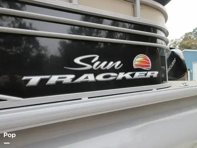 Sun Tracker Party Barge 24 Dlx