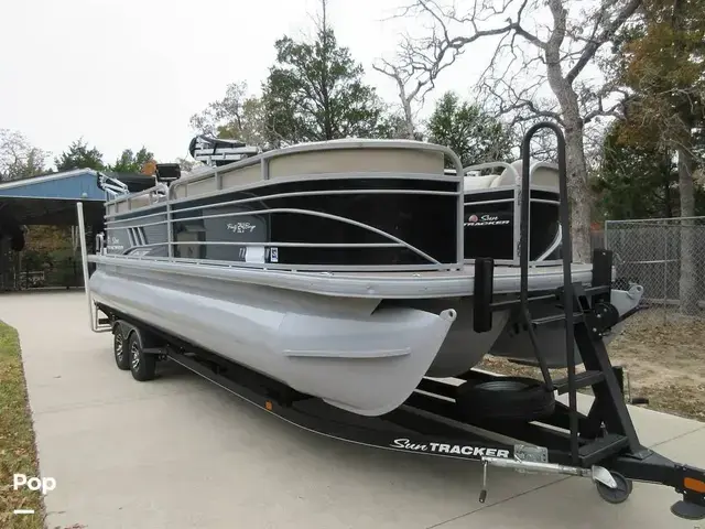 Sun Tracker Party Barge 24 Dlx