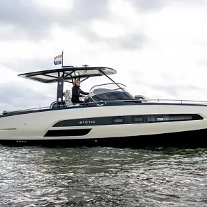 2020 Invictus yachts Invictus 320 GT met 2 x Volvo Penta V8 350 pk jong gebruikt!