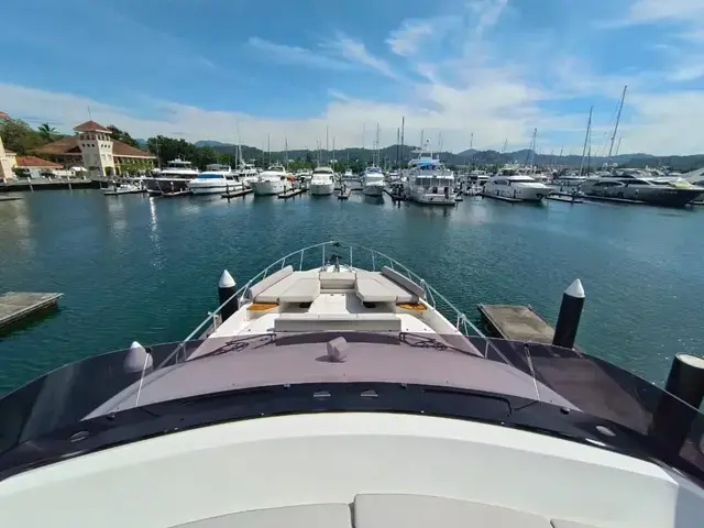 Ferretti Yachts 670