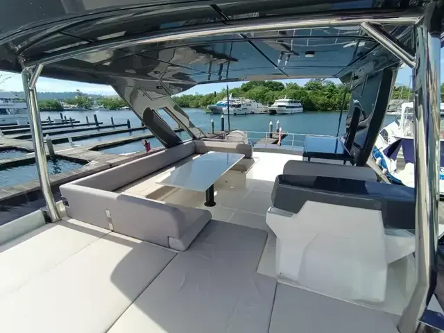 Ferretti Yachts 670