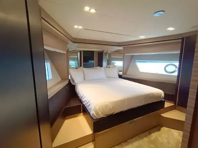 Ferretti Yachts 670