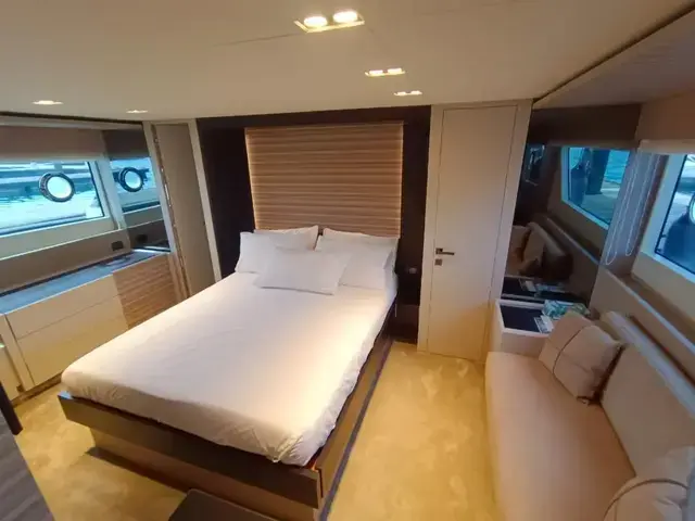 Ferretti Yachts 670