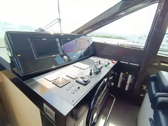 Ferretti Yachts 670