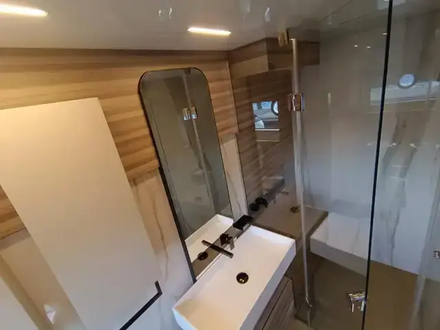 Ferretti Yachts 670