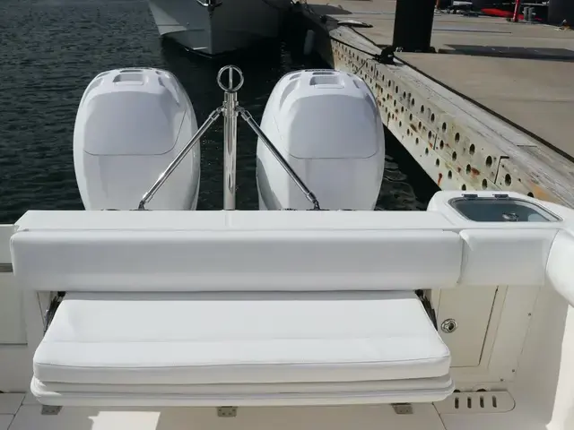 Boston Whaler 320 Outrage