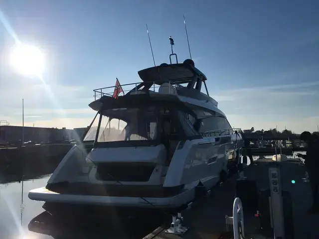 Ferretti Yachts 670