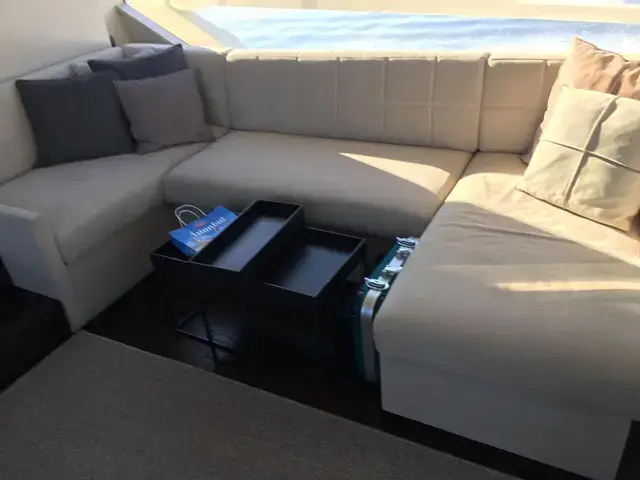 Ferretti Yachts 670