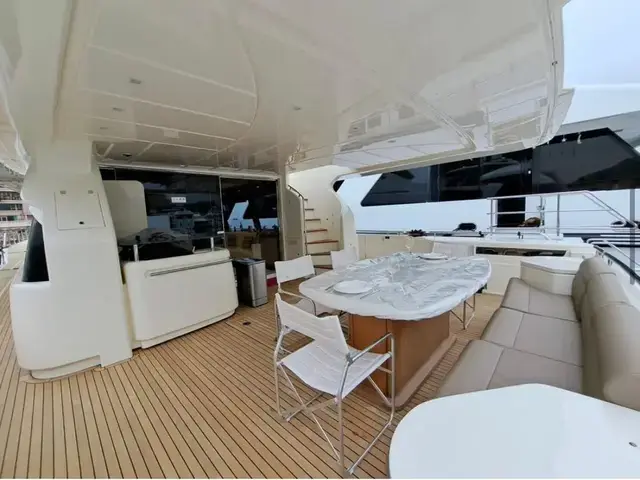 Ferretti Yachts 870