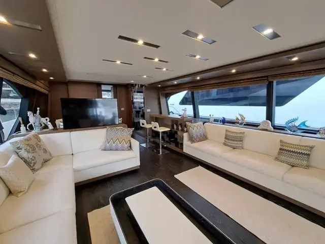 Ferretti Yachts 870