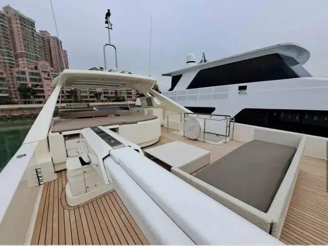 Ferretti Yachts 870