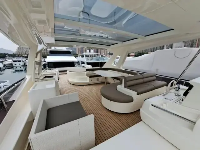 Ferretti Yachts 870