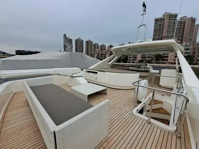 Ferretti Yachts 870