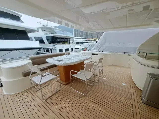 Ferretti Yachts 870