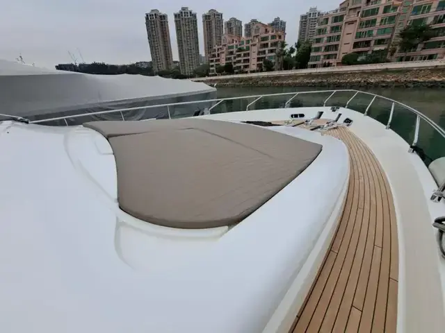 Ferretti Yachts 870