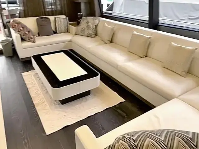 Ferretti Yachts 870