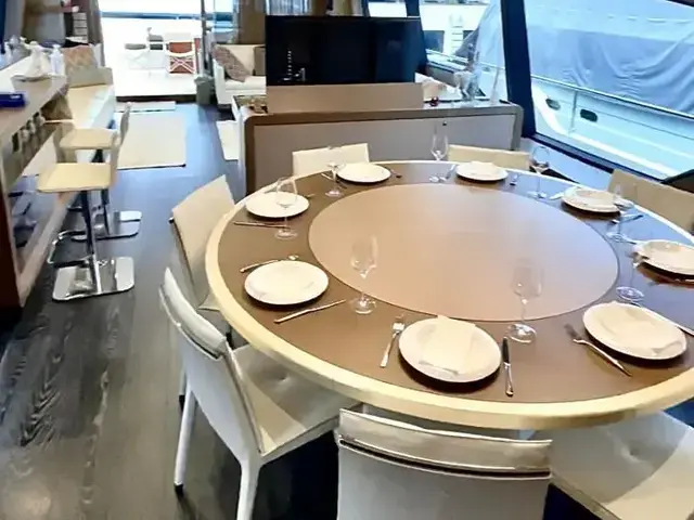 Ferretti Yachts 870