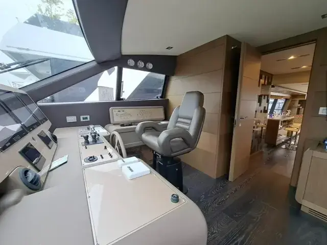 Ferretti Yachts 870