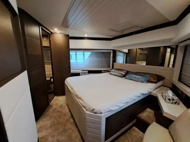 Ferretti Yachts 870