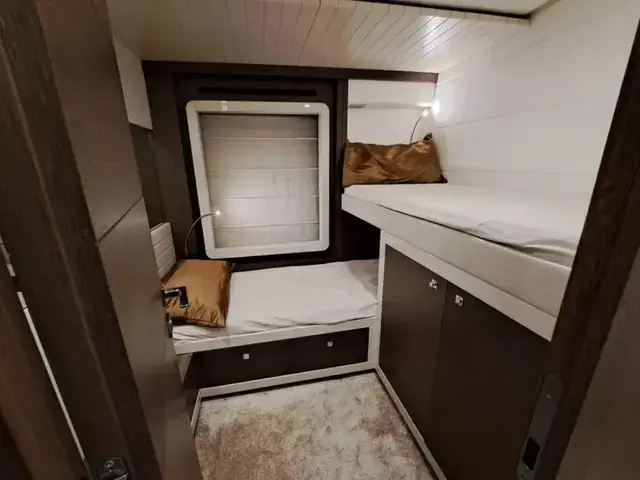 Ferretti Yachts 870