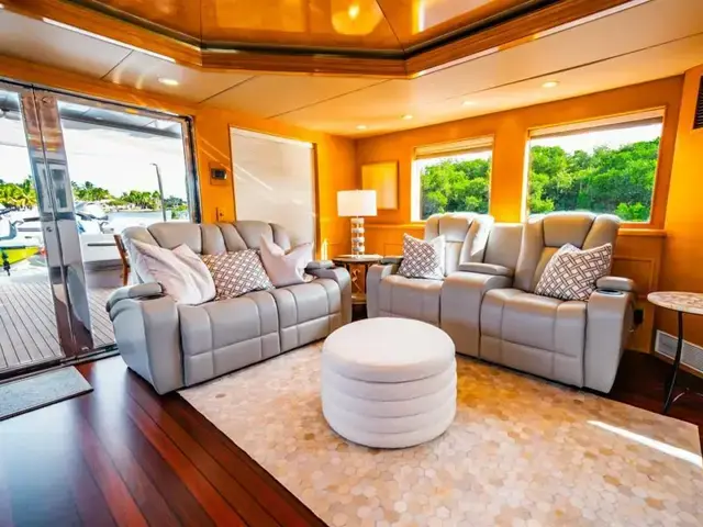 Hatteras Motor Yacht