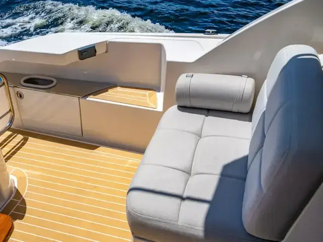 Tiara Yachts C44 Coupe